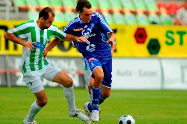 Turtenwald z Bohemians (vlevo) v souboji s Orgošem.